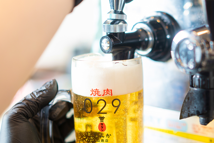 ビールを注ぐ風景